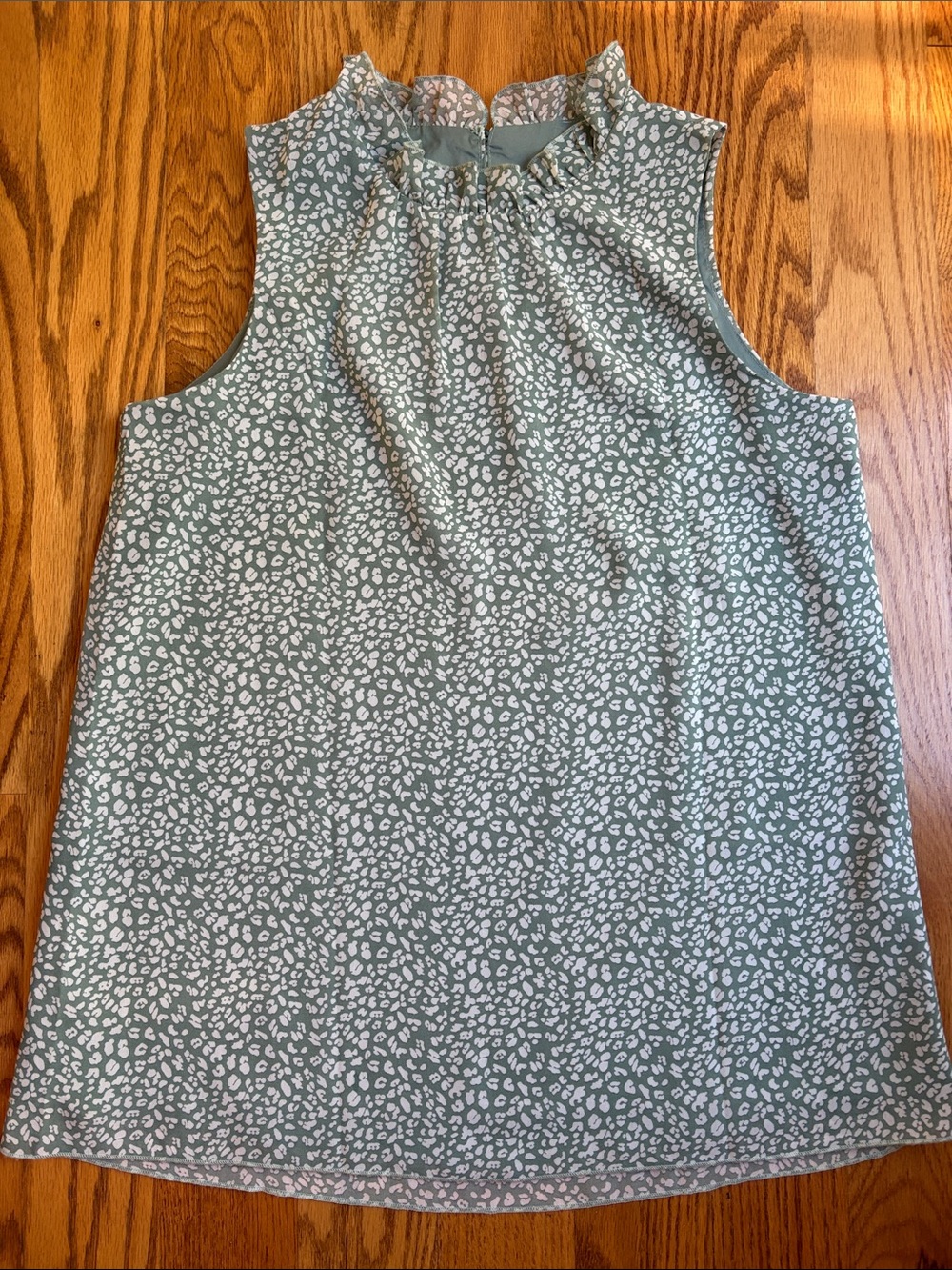 Sleeveless Mint Green Printed Ruffle-Neck Camisole. Size: Small